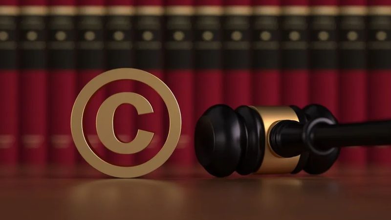 然而，在某些特殊情况下，法人可能不需要亲自到场。以下是一些可能的情况：